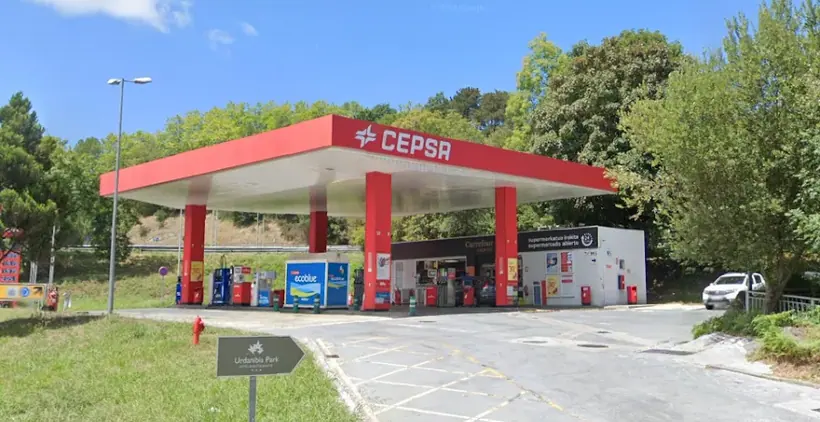 Carrefour Express en Avenida Elizatxo, 64. Margen Derecho, Junto a la Estación Cepsa, Irún
