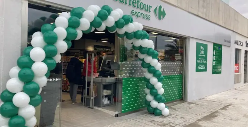 Carrefour Express en Calle Caravella, s/n, Bajos Hotel Fontanellas Playa, Mallorca