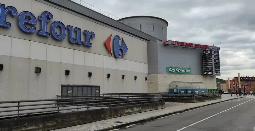 Carrefour en Calle Rosa María Menéndez, s/n, Centro Comercial Los Prados, Oviedo
