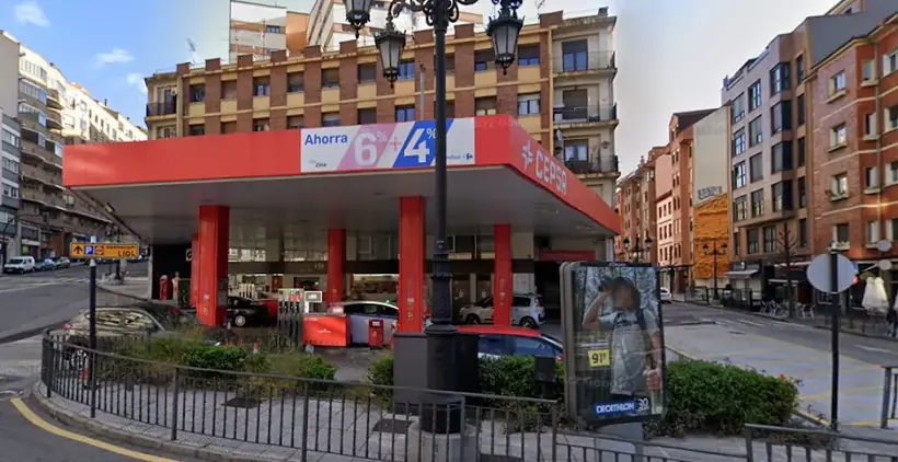 Carrefour Express en Plaza Ruiz de la Peña, s/n, Junto a la Estación Cepsa, Oviedo
