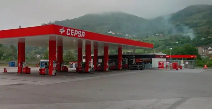Carrefour Express en Carretera N630 P.k. 58,5. Margen Derecho (dirección León), Junto a la Estación Cepsa, Pola de Lena