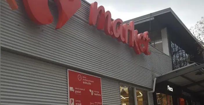 Carrefour Market en Avenida Angel Sallent, cantonada Calle Nuria i Calle Indant Marti, Terrassa