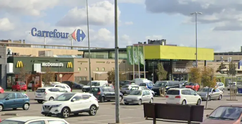 Carrefour en Avenida Extremadura, s/n, Sector Montserrat, Terrassa