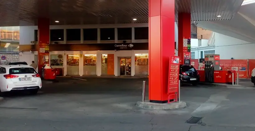 Carrefour Express en Avenida de la Hispanidad, 87-89, Junto a la Estación Cepsa, Zaragoza