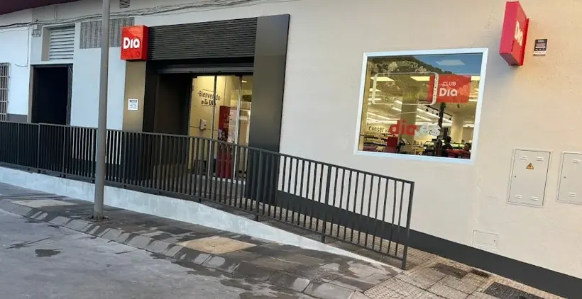 Dia en Plaza Autor Francisco Almagro Sn, Pegalajar