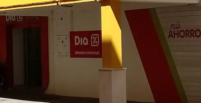 Dia en Plaza Otelo 3-D, Sevilla